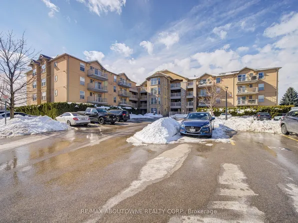 1490 Bishops Gate #109, Oakville, ON L6M 4N3