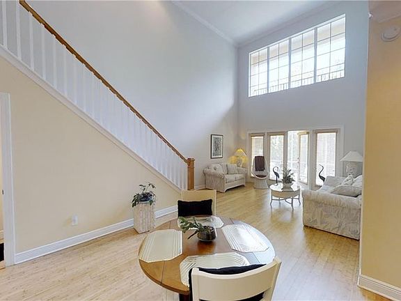5th image of 222 Valencia Cir