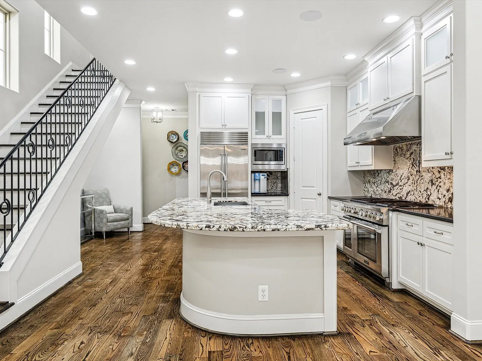 4 bed, 5.0 bath, 3615 sqft, $6,700 — Photo 3