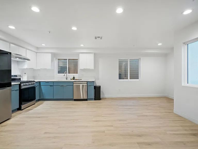 1029 Lord St — Photo 18