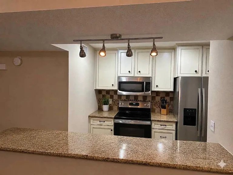 7134 N Holiday Dr — Photo 2