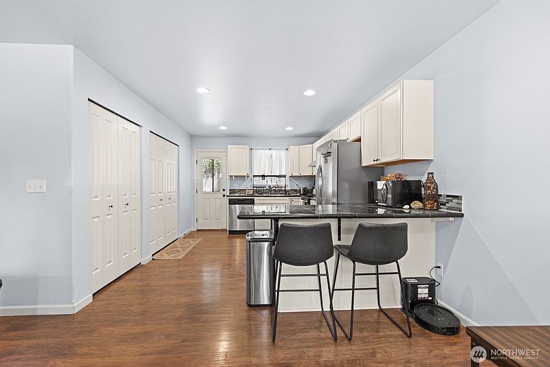 4th image of 100 NE Galley Way