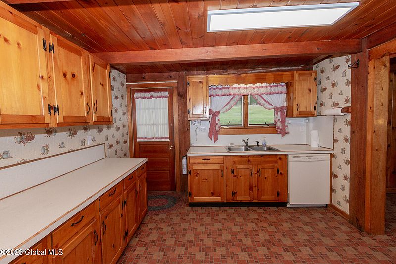 5th image of 527 Maple Grove Road