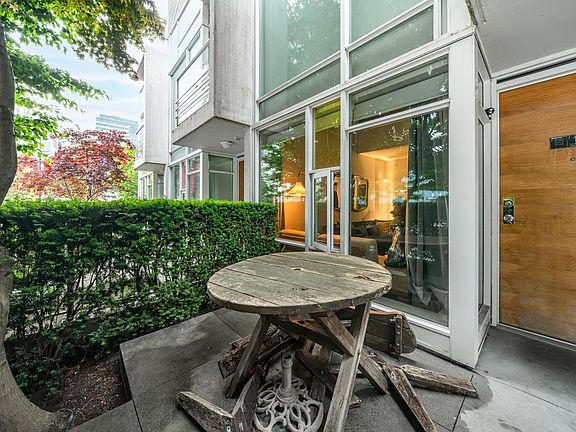 3rd image of 161 Georgia St W #103