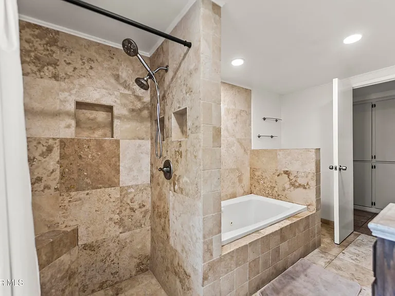 1217 Coventry Dr — Photo 25