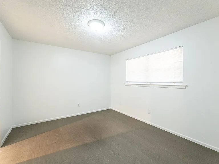 5439 40th St #B — Photo 30