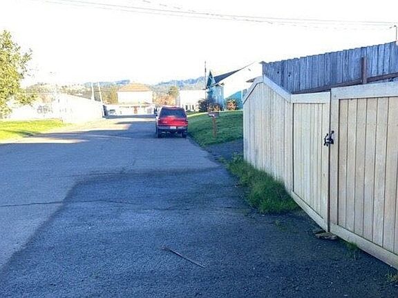 5th image of 832 Doborout St