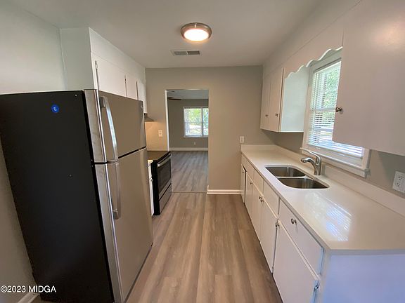 4th image of 810 Crestwood Ter