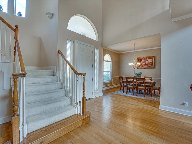 14 Center Ct — Photo 4