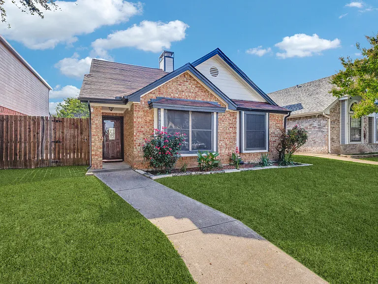 2021 Pheasant Dr — Photo 1