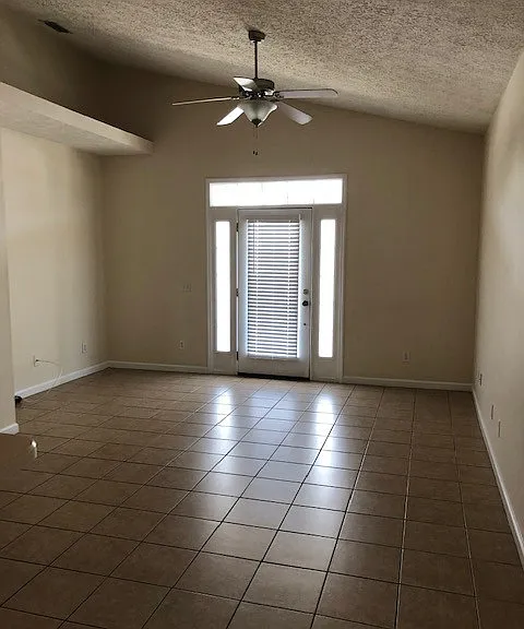 2610 Avondale Ct — Photo 4
