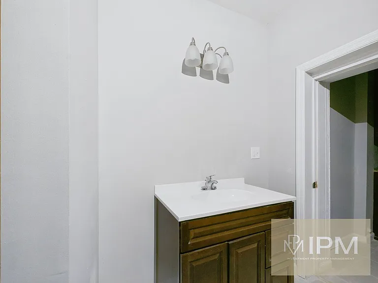 341 S 6th St — Photo 11
