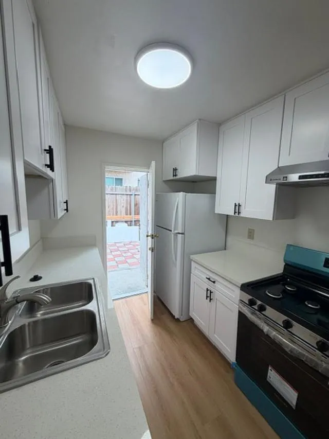 3 bed, 1200 sqft, $3,975 — Photo 3