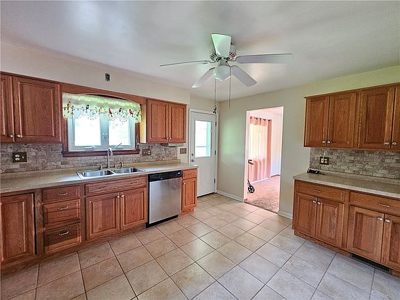 4th image of 104 Easy St