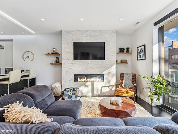 3rd image of 1806 W Belmont Ave #2