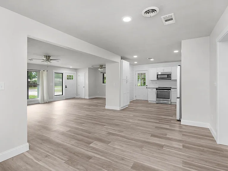 3760 Bayou Blvd — Photo 11