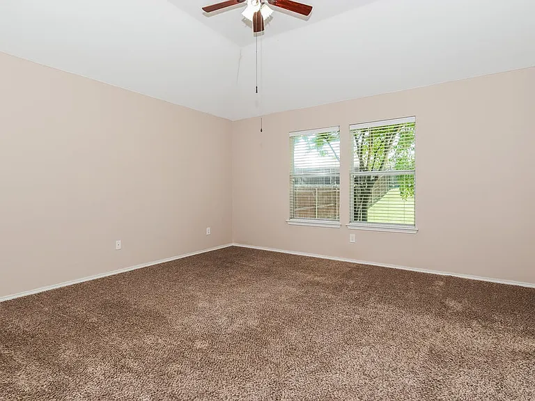 906 Oak Hollow Ln — Photo 9