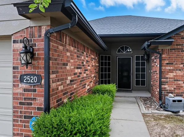 2520 Port Rush Dr, Moore, OK 73160