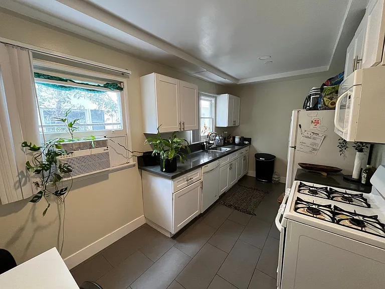 621 Midvale Avenue — Photo 36