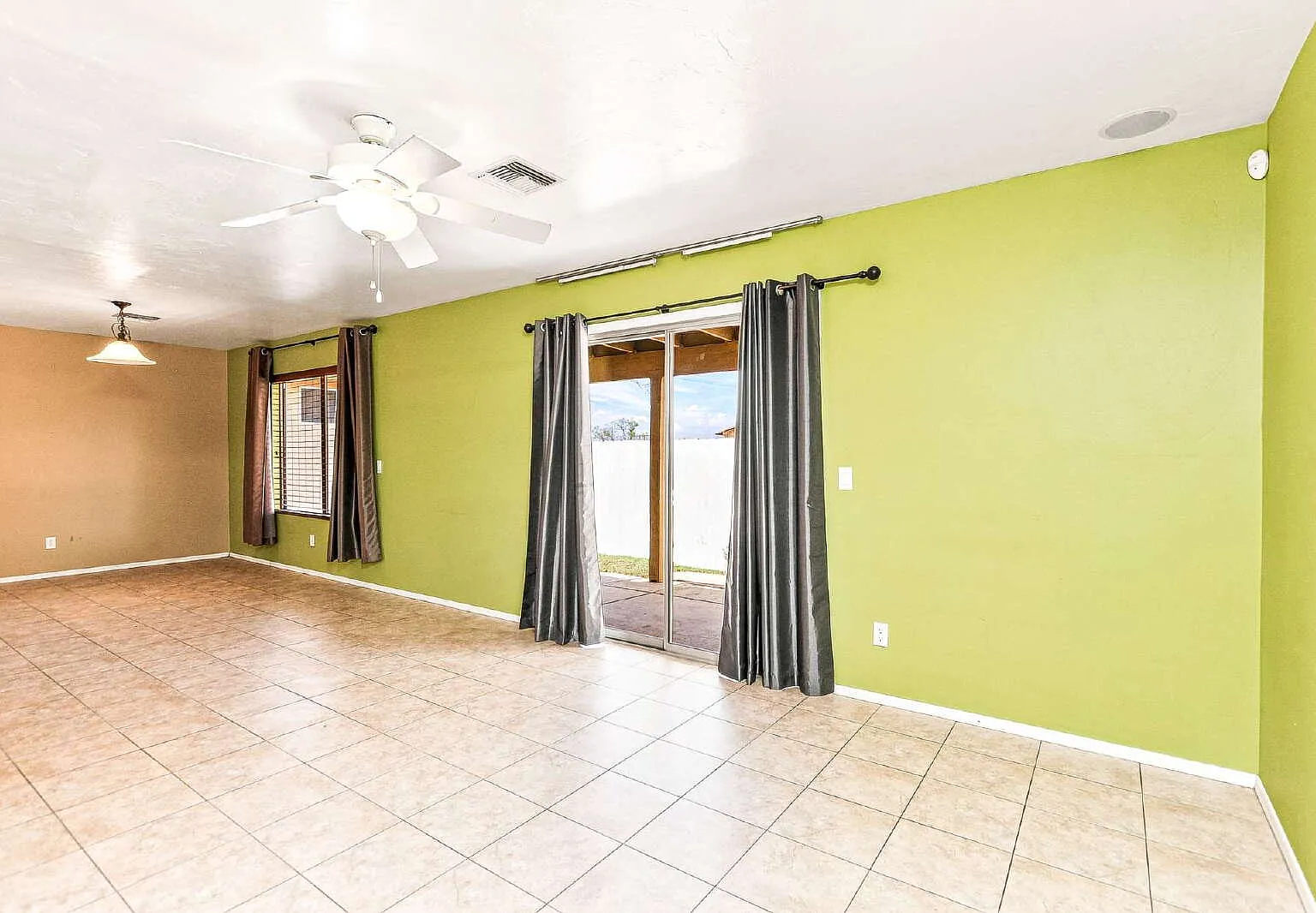 3 bed, 3.0 bath, 1373 sqft, $2,095 — Photo 2