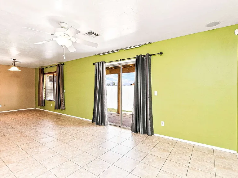 2426 W Silverbell Tree Dr — Photo 2