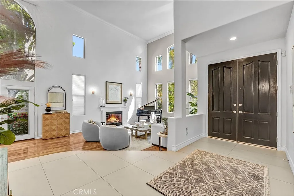 5 bed, 3393 sqft, $9,600 — Photo 3