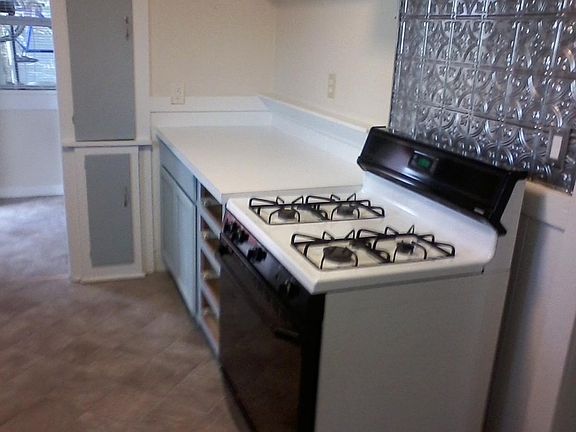 cute kitchen, all appliances.