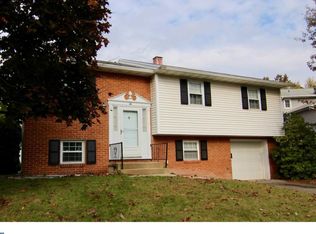 10 Deerfield Dr, Pottsville, PA 17901
