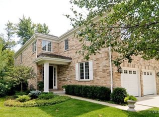 2253 Royal Ridge Dr, Northbrook, IL 60062