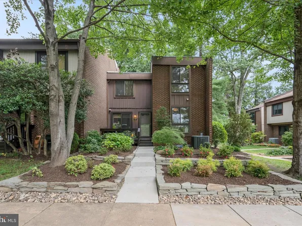 11860 S Lakes Ct, Reston, VA 20191