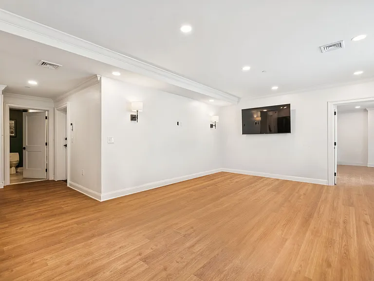 326 S 19th St #100 — Photo 9