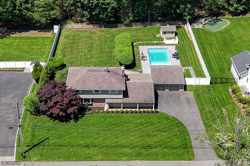 1st image of 789 Charnwood Dr