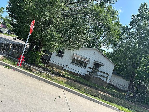 2nd image of 201 S Desloge Dr