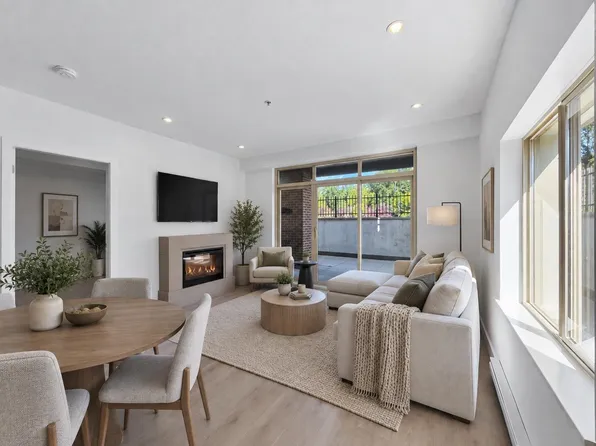 1273 Marine Dr #204, North Vancouver, BC V7P 1T3