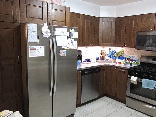 Rented by Zikos Realty Services | media 18