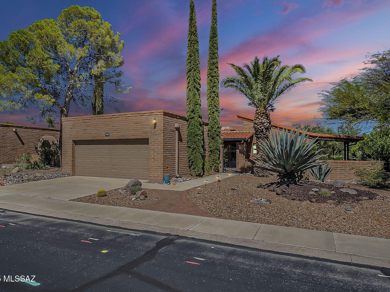 924 W Desert Hills Dr