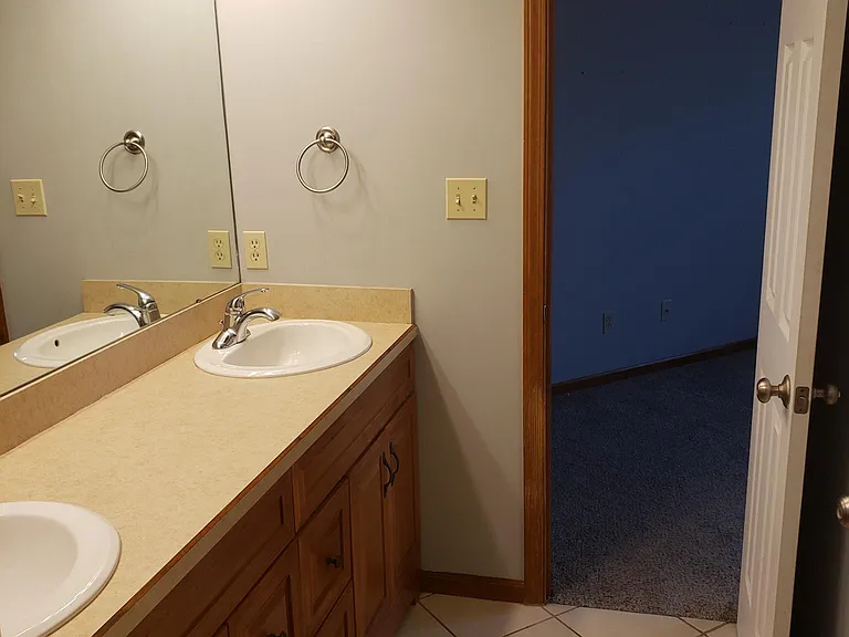 Dual vanity sinks in ensuite