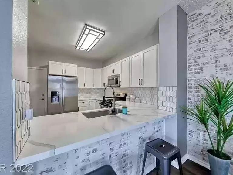 533 Meadbury Dr — Photo 11