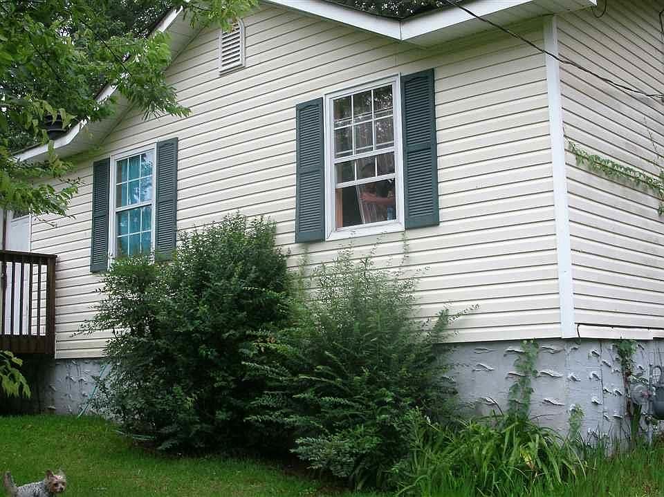 2nd image of 2810 Arrowhead Cir NE