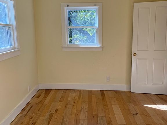 5th image of 300 Sunnyside Ave