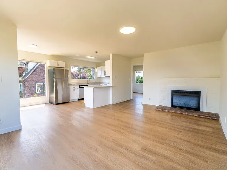 Lake Court Apartments — Photo 24