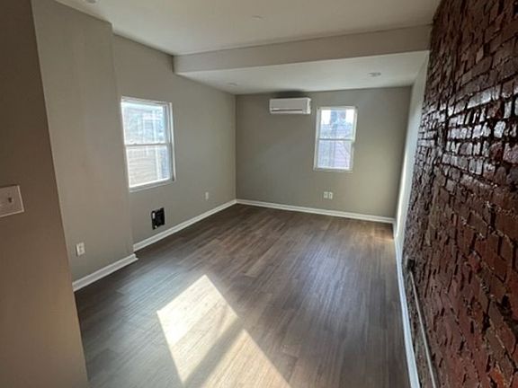 4th image of 926 E Tioga St Floor 1