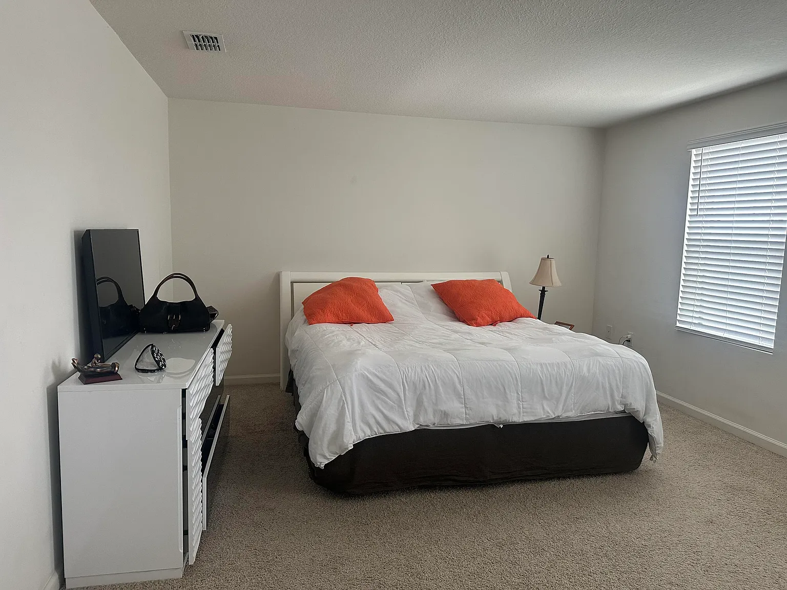 4 bed, 3.0 bath, 2498 sqft, $3,200 — Photo 3
