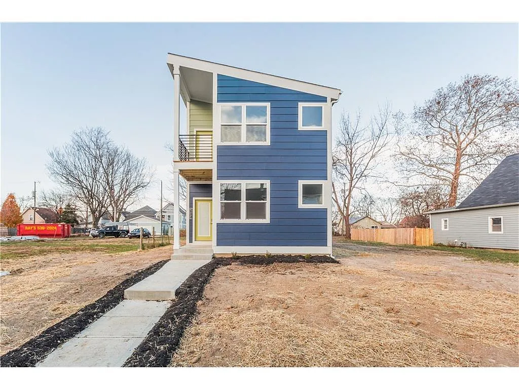 2134 Woodlawn Ave photo 1
