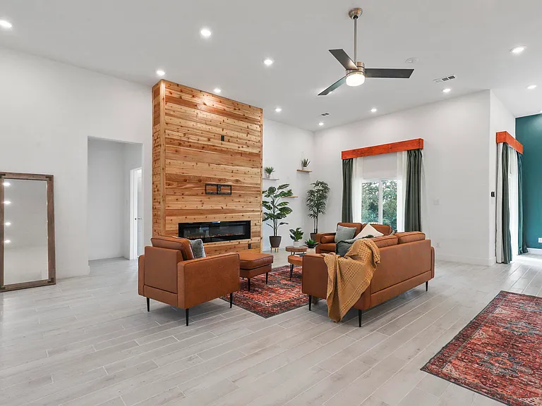 4013 Legend Trl — Photo 4