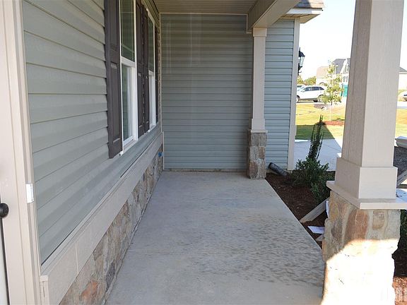 3rd image of 112 Kyndallee Ln