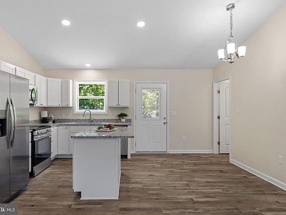 5th image of 292 Dawn Ln