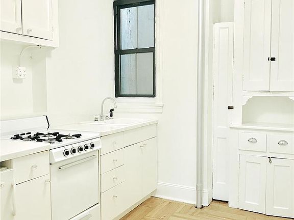 5th image of 195 Prince St APT 5S