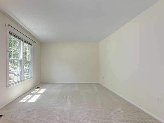 4th image of 2 Camden Ct