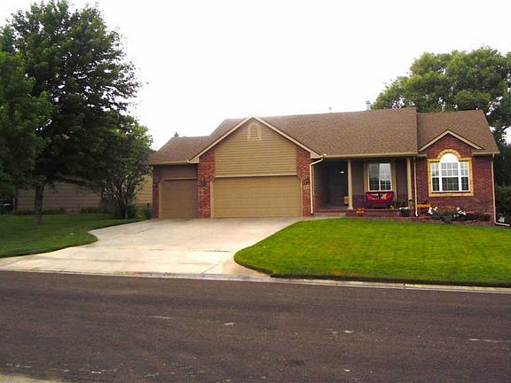 2nd image of 811 N Candia Cir